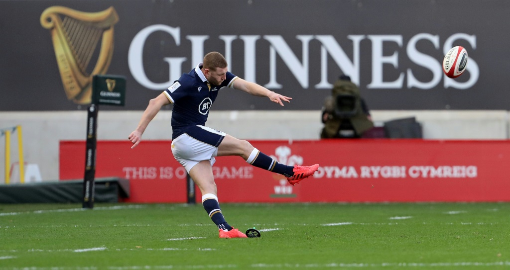 L'ouvreur écossais Finn Russell tire une pénalité lors du match des Six Nations contre le Pays de Galles