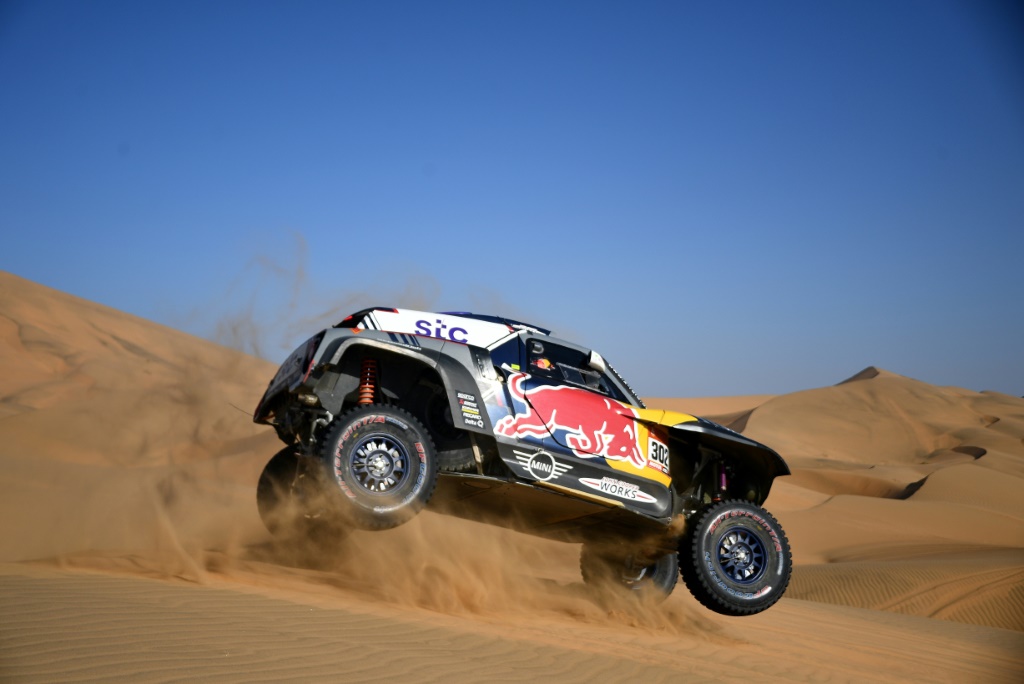 La Mini pilotée par Stéphane Peterhansel fonce sur les dunes du rallye-raid "Dakar" en direction de Wadi Ad-Dawasir
