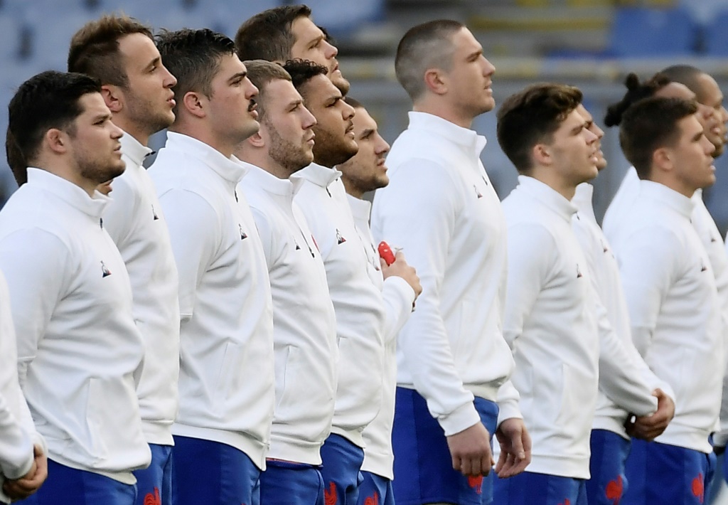 L'équipe de France de rugby écoute les hymnes nationaux avant le début du match du Tournoi des Six nations contre l'Italie