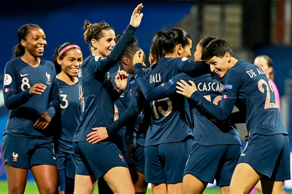 Les Bleues fêtent la défenseure Estelle Cascarino (2e d) pour le 8e but de l'équipe lors du match de qualification à l'Euro 2022 face au Kazakhstan