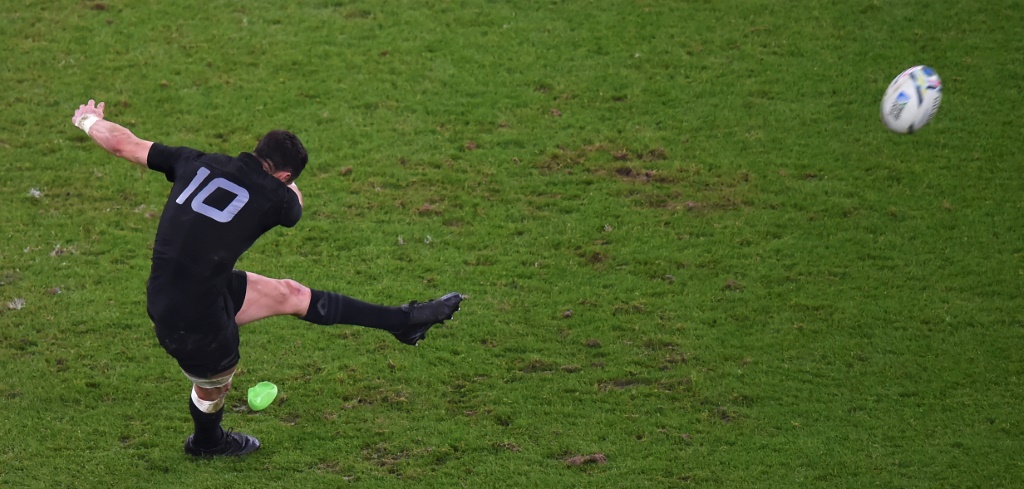 L'ouvreur des All Blacks Dan Carter frappe une pénalité lors de la finale du Mondial-2015 remportée face à l'Australie