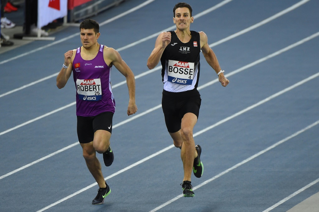 Pierre-Ambroise Bosse (d) battu lors de la finale du 800 m des Championnats de France d'athlétisme en salle