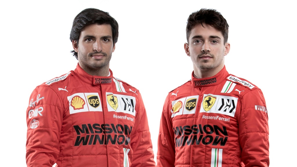 Les pilotes Ferrari pour la saison 2021 de Formule 1: l'Espagnol Carlos Sainz Jr (g) et le Monégasque Charles Leclerc (date et lieu de la photo non précisés par le service de