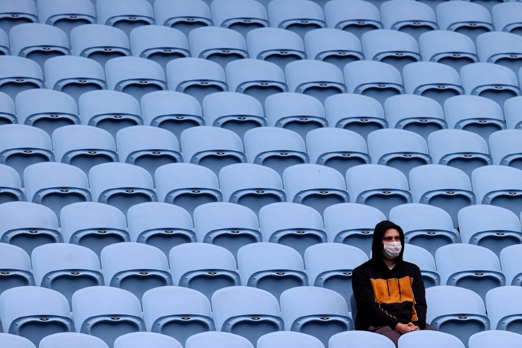 Un spectateur regarde le match entre l'Australienne Ajla Tomljanovic et la Française Alizé Cornet au tournoi Gippsland Trophy à Melbourne