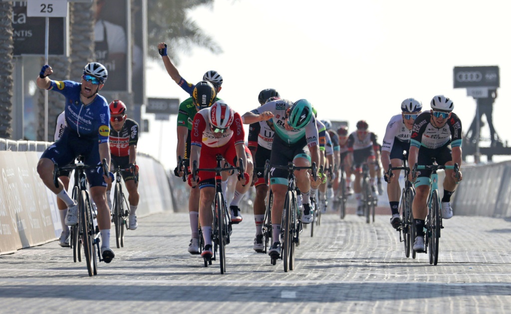 L'Irlandais Sam Bennett (g) vainqueur au sprint de la 6e étape de l'UAE Tour