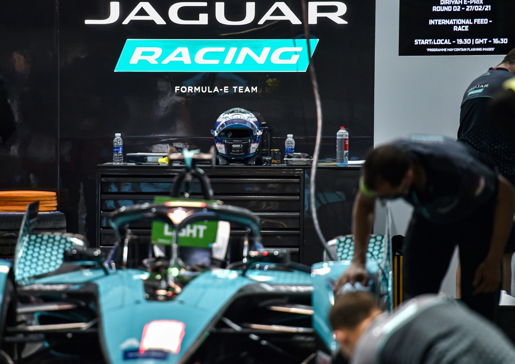 Les ingénieurs de Jaguar Racing préparent une voiture pendant l'ePrix de Diriyah