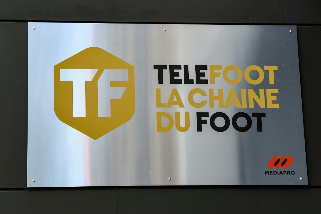 Une plaque à l'entrée des studios de la chaîne Telefoot