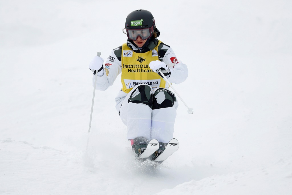 La Française Perrine Laffont lors des qualifications de l'épreuve de ski de bosses de la Coupe du monde