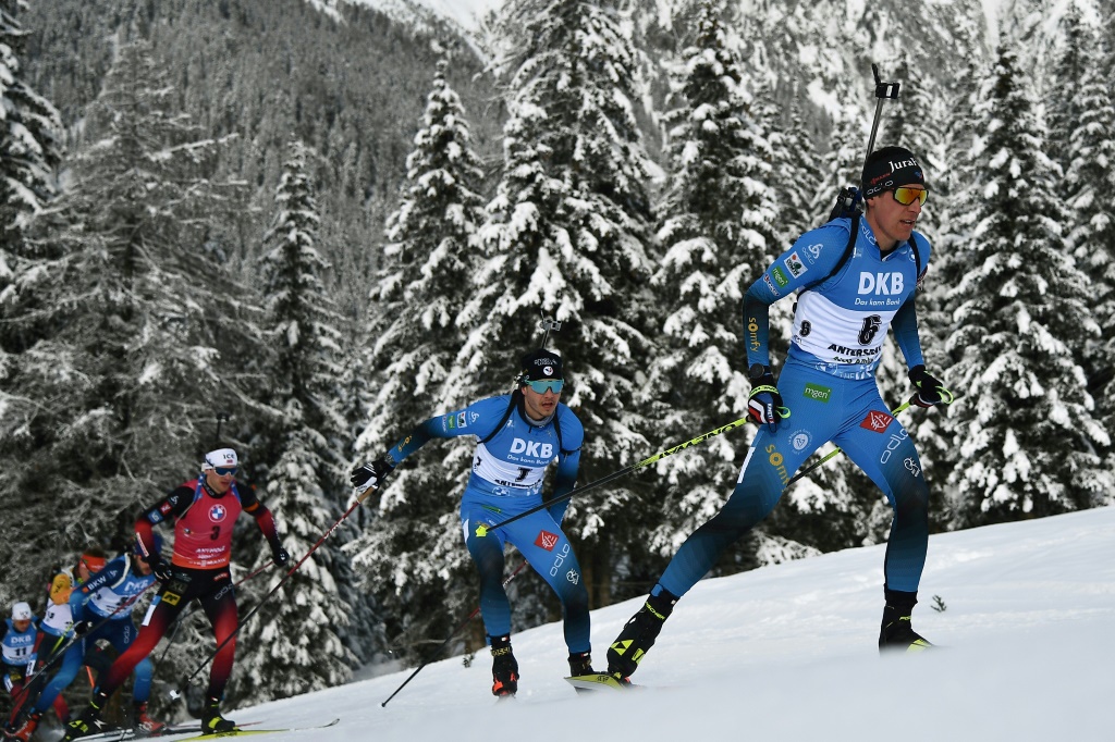 Les biathlètes français Quentin Fillon-Maillet  (d) et Emilien Jacquelin (c) lors de la mass start 15 km d'Antholz-Anterselva