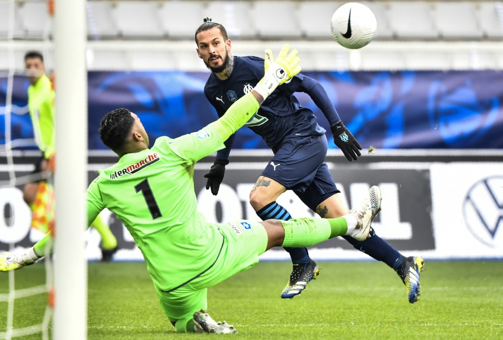 L'attaquant de Marseille Dario Benedetto (d) échoue devant le gardien d'Auxerre Sonny Laiton en Coupe de France