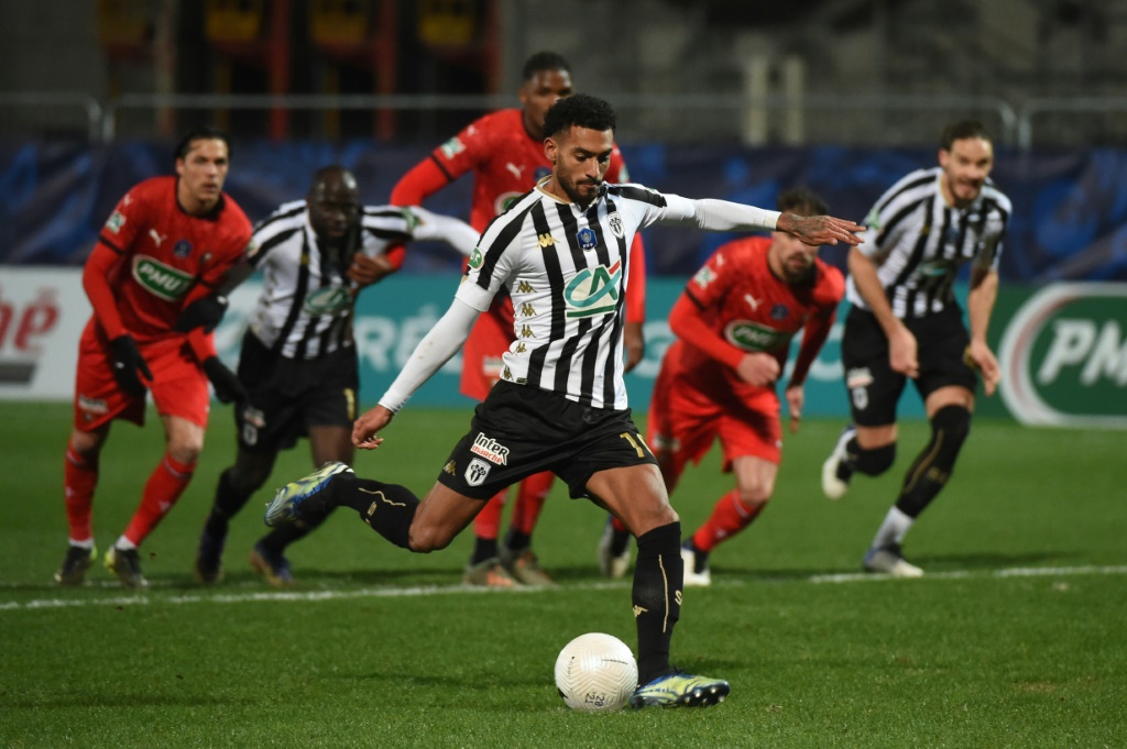 Le milieu d'Angers Angelo Fulgini marque sur penalty contre Rennes en Coupe de France