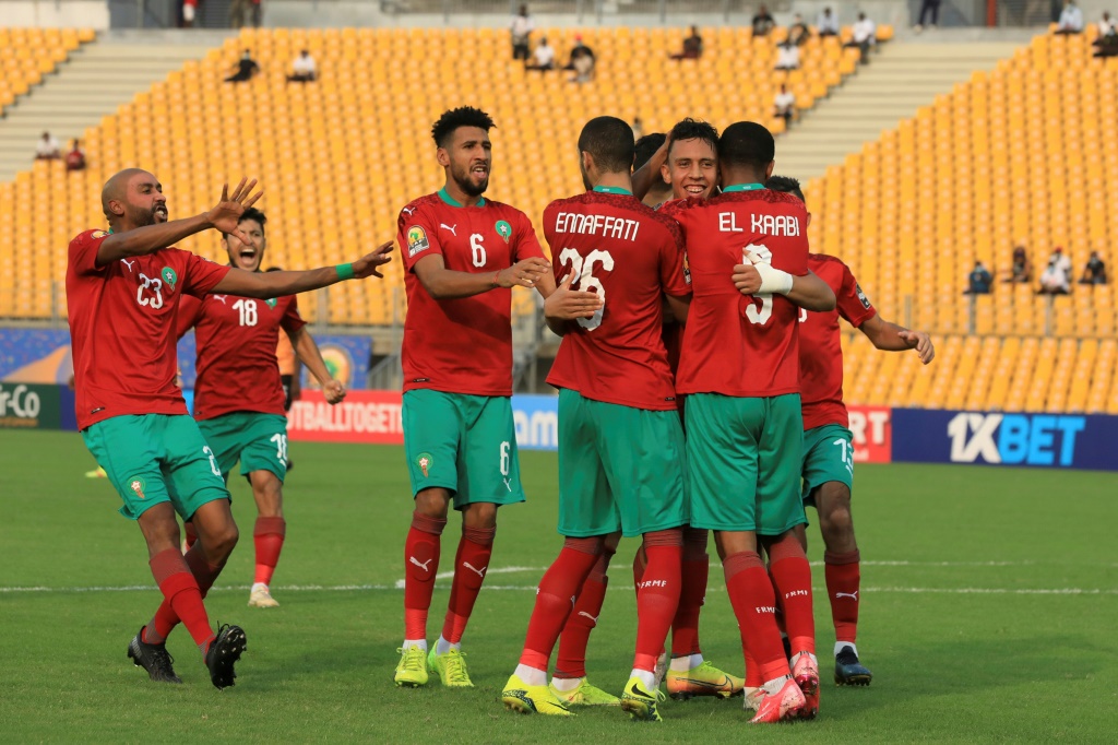 Les Marocains se congratulent après le but de Soufiane Rahimi face à la Zambie