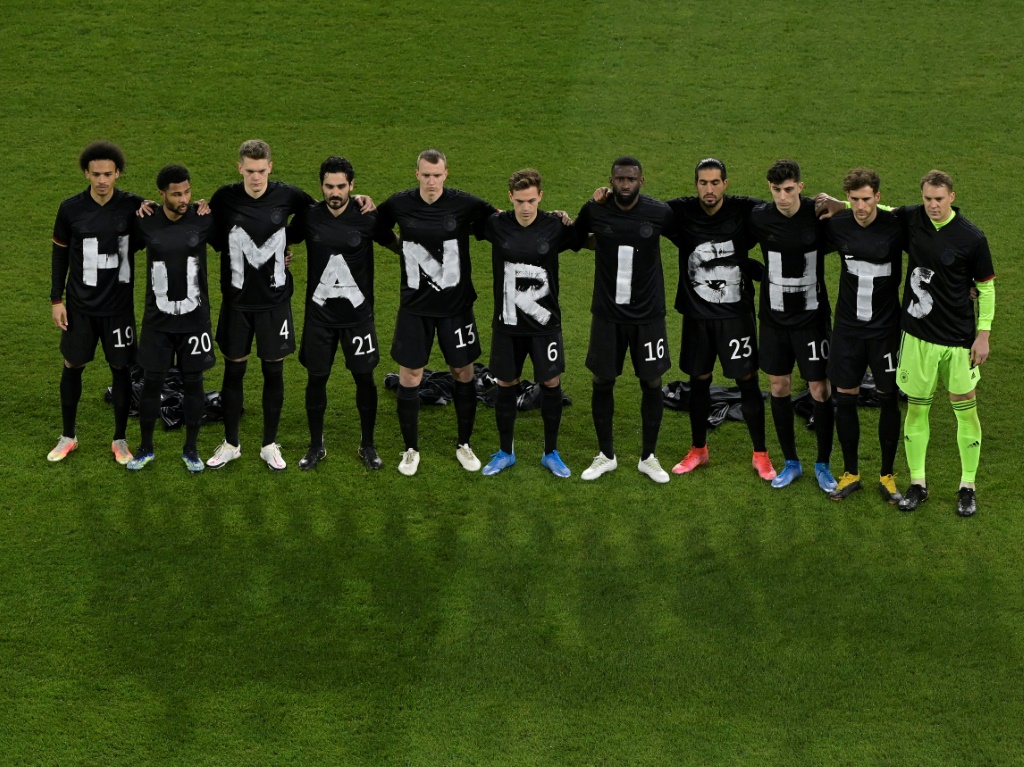 Les joueurs allemands posent avant un message en faveur des droits humains