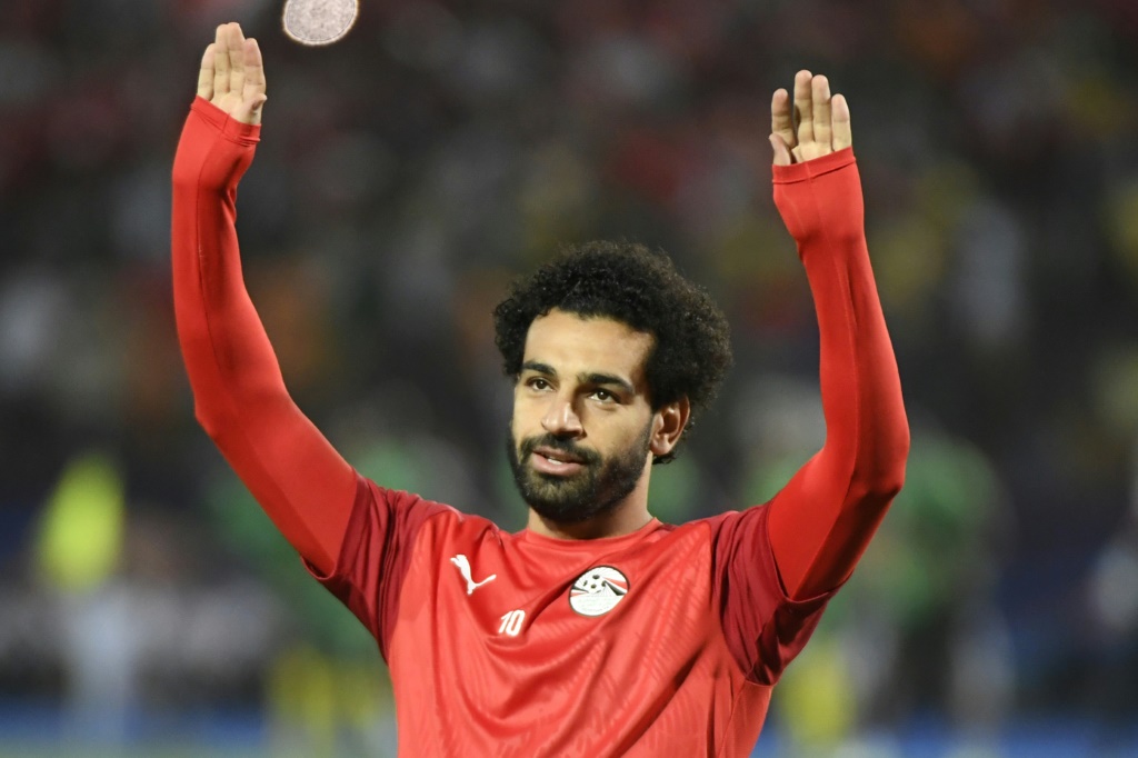 L'attaquant égyptien Mohamed Salah salue ses supporters