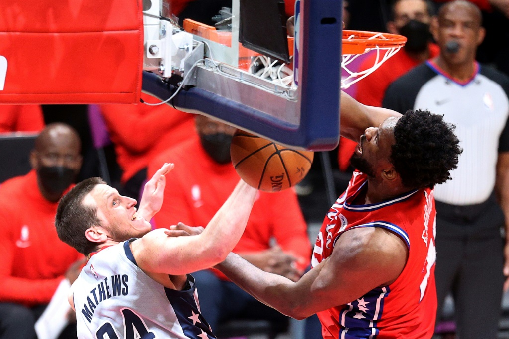 Dunk de Joel Embiid des Philadelphia 76ers contre les Washington Wizards en NBA le 12 mars 2021 à la Capital One Arena à Washington