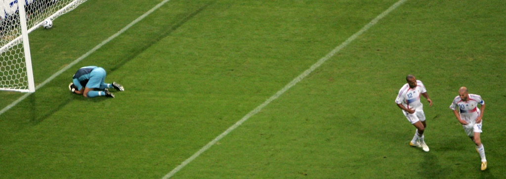 Zinédine Zidane félicité par Thierry Henry après son penalty réussi contre le Portugal en demi-finale du Mondial