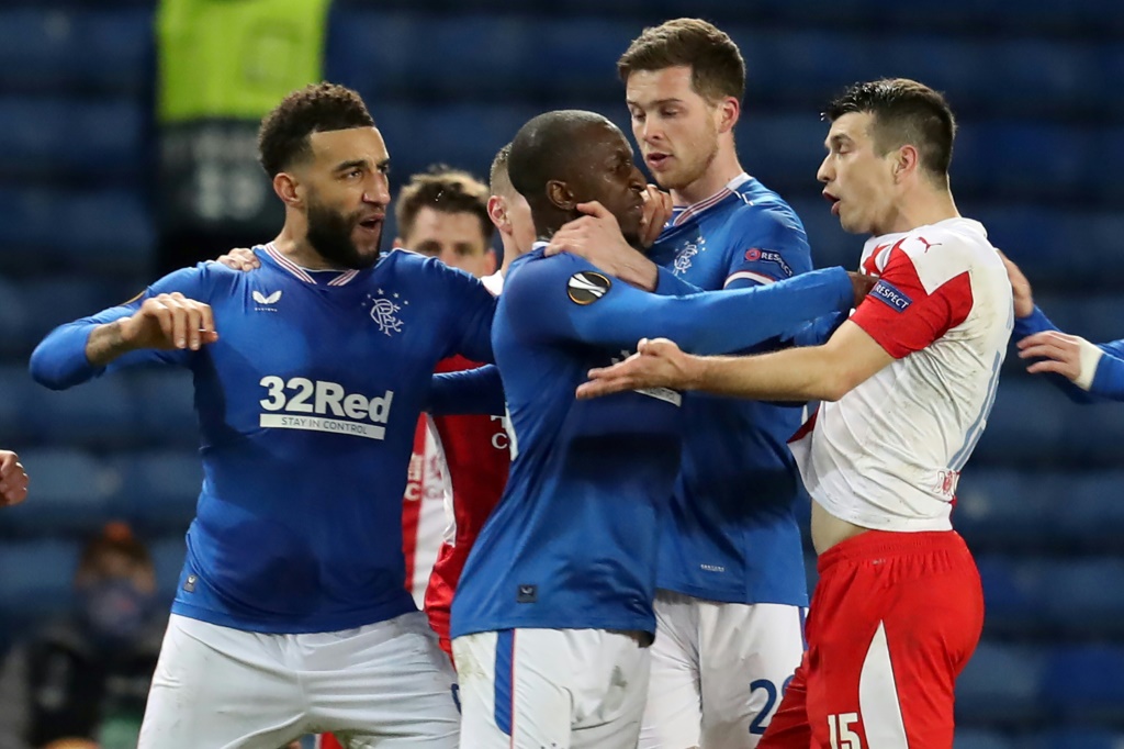 Accrochage entre le milieu des Rangers Glen Kamara et le défenseur du Slavia Ondrej Kudela lors du 8e de finale retour de la Ligue Europa à Glasgow