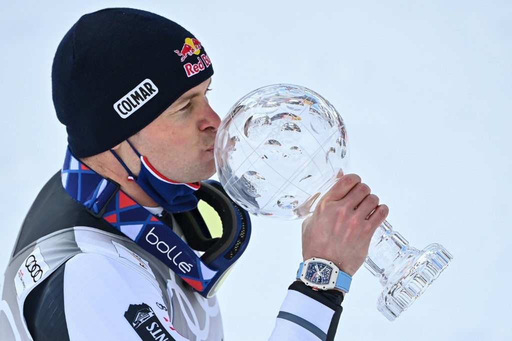 Alexis Pinturault gros globe de cristal en main après sa victoire au slalom géant de Lenzerheide