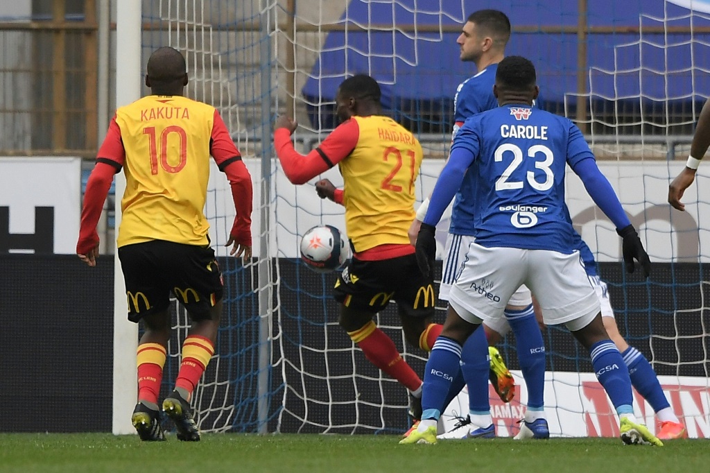 Le milieu Massadio Haidara (c) ouvre le score pour Lens lors du match de Ligue 1 à Strasbourg