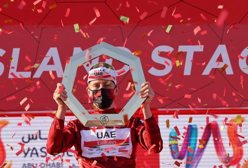 Le coureur de l'équipe UAE Tadej Pogacar sur la plus haute marche du podium du Tour des Emirats arabes unis à Abou Dhabi