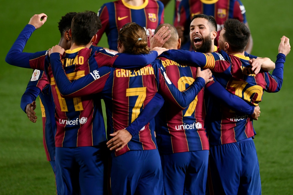 La joie des joueurs de Barcelone après leur 3e but marqué par l'attaquant danois Martin Braithwaite lors de la demi-finale retour de la Coupe d'Espagne à domicile contre Séville
