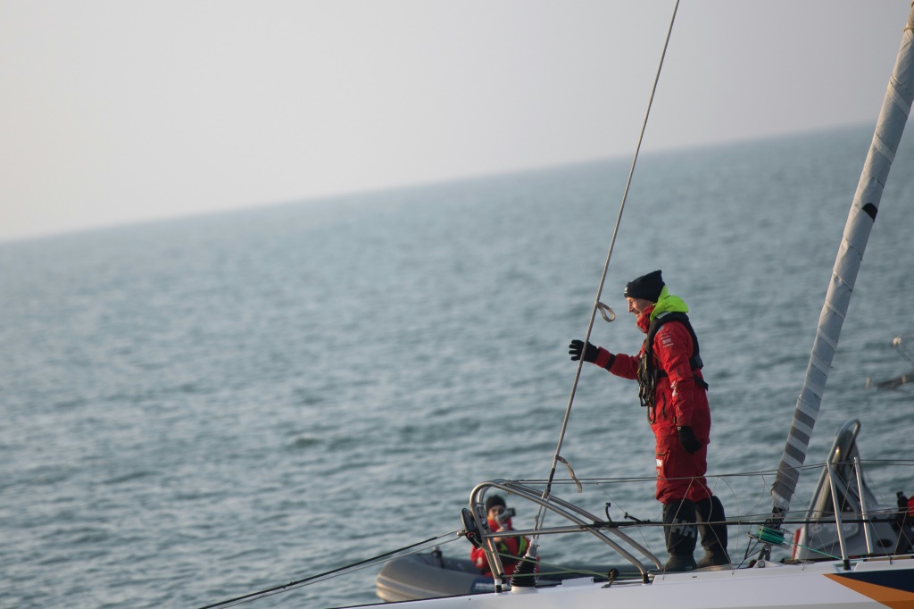Le skipper finlandais Ari Huusela tout près de la ligne d'arrivée du Vendée Globe au large des Sables-d'Olonne