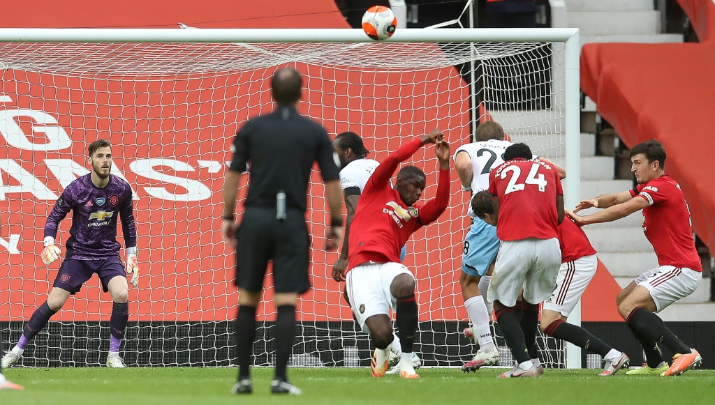 Le milieu de Manchester United Paul Pogba (en déséquilibre) concède un penalty pour une faute de main face à West Ham United à Old Trafford
