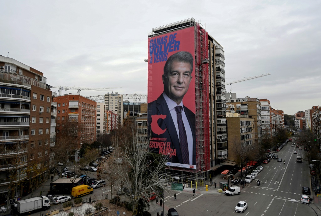 Une affiche géante du candidat  Joan Laporta couvre une façade d'un immeuble à Barcelone
