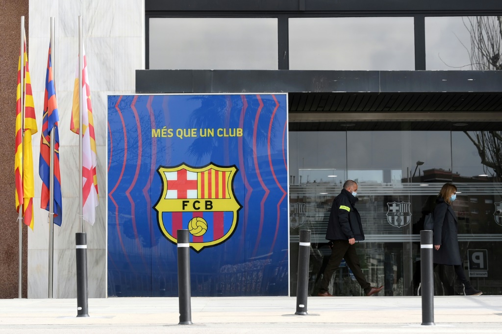 Des policiers de la police criminelle catalane quittent les bureaux du club du Barcelone FC le 1er mars 2021 à Barcelone en Espagne.