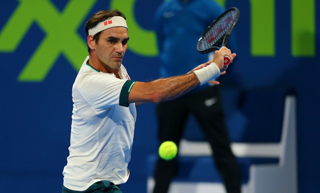 Roger Federer renvoit la balle lors de son match contre Nikoloz Basilashvili au Qatar