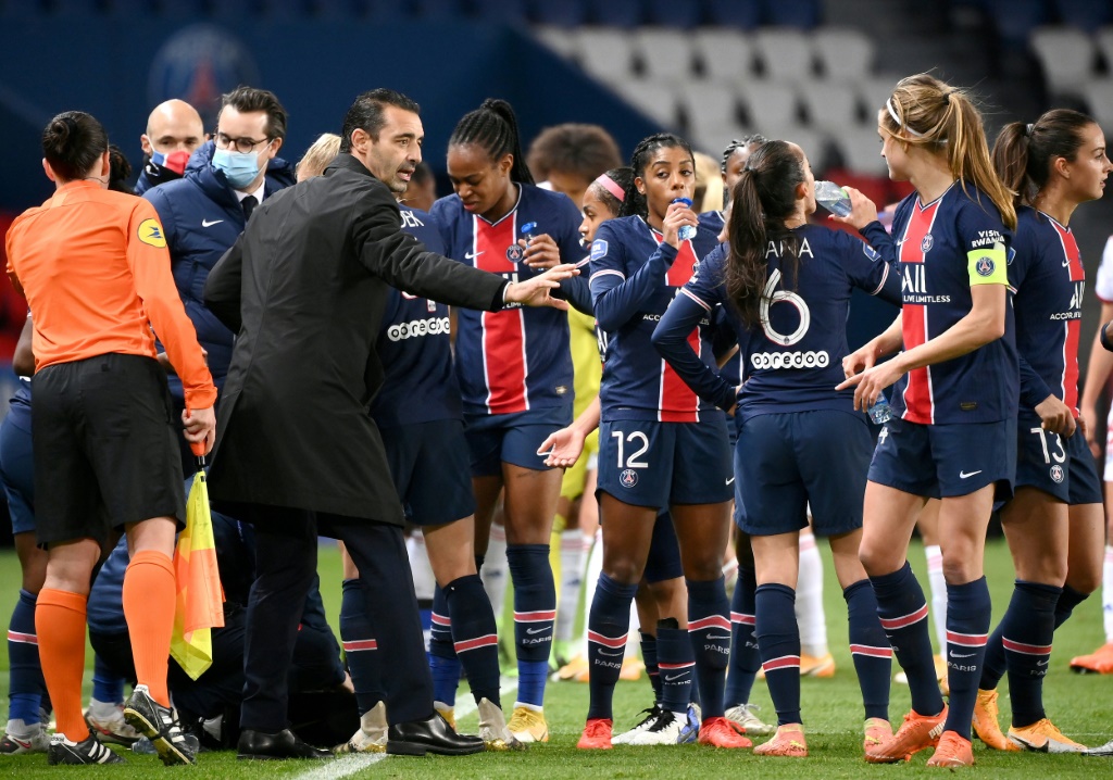 Les joueuses du Paris-SG avec leur entraîneur Olivier Echouafni (g) lors d'un match de D1 face à Lyon