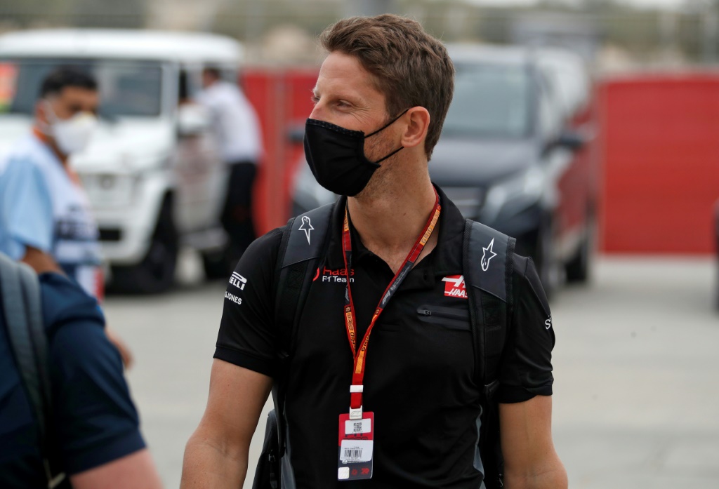 Le pilote français Romain Grosjean à son arrivée sur le circuit de Sakhir pour le GP de Bahreïn