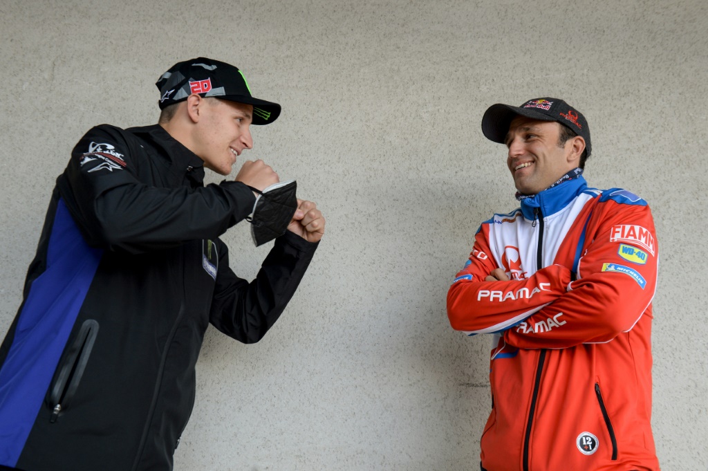 Les pilotes français de MotoGP Fabio Quartararo (gauche) et Johann Zarco posent pour les photographes
