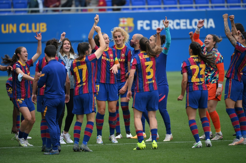 Les joueuses de Barcelone fêtent leur victoire en demi-finale retour de la Ligue des champions contre le Paris-SG