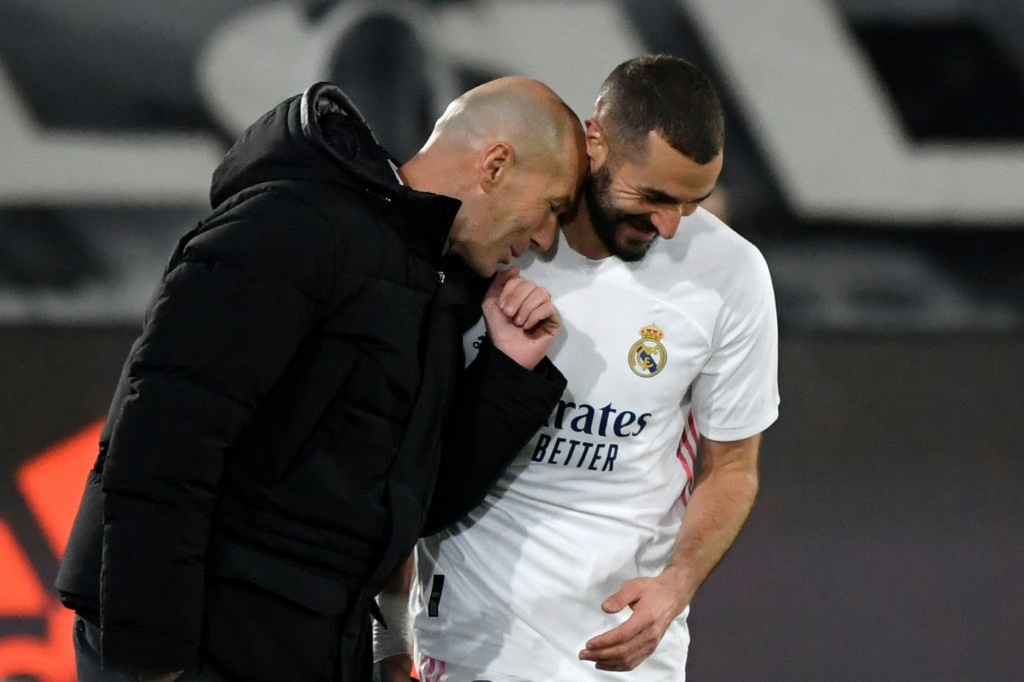 L'entraîneur du Real Zinédine Zidane et son attaquant Karim Benzema affichent leur complicité durant le match contre l'Athletic Bilbao à Madrid