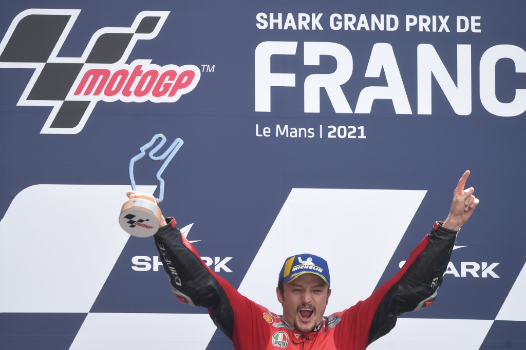 Le pilote australien Jack Miller (Ducati) célèbre sur le podium sa victoire au Grand Prix de France de MotoGP