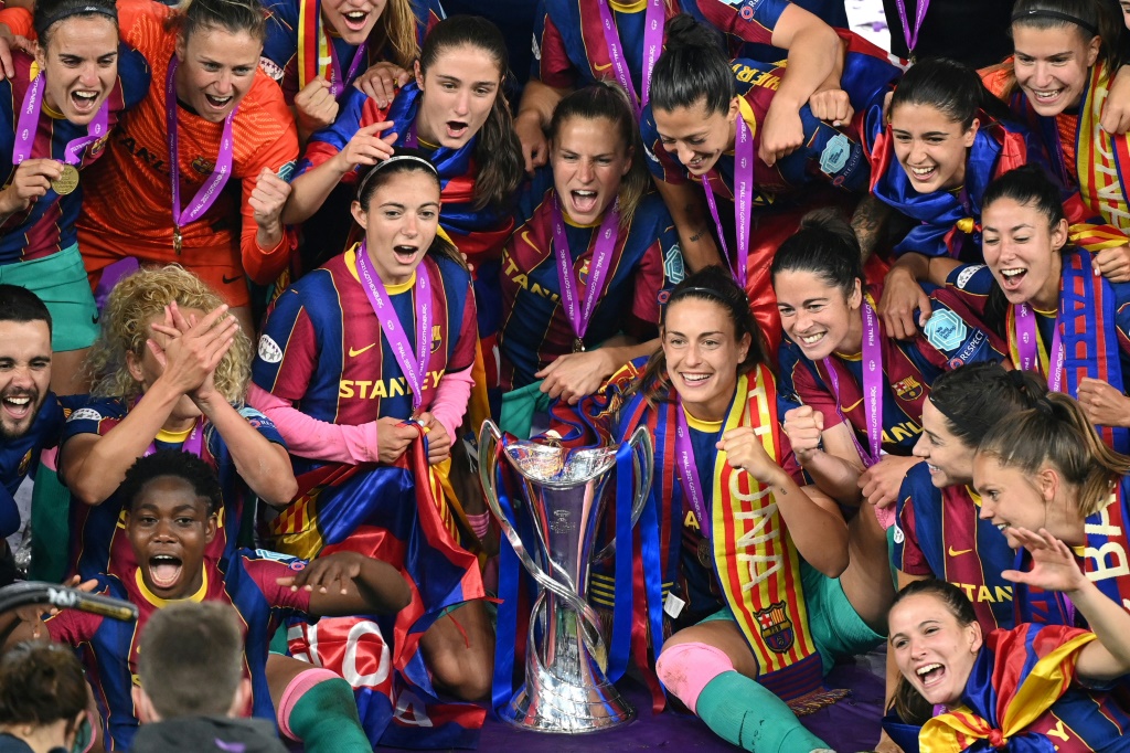 Les joueuses de Barcelone fêtent leur victoire en Ligue des champions après leur finale contre Chelsea