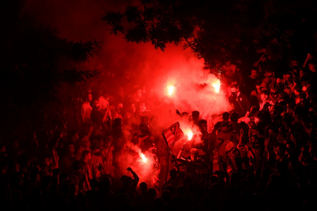 Plusieurs milliers de supporters de l'Atlético de Madrid se sont rassemblés autour de la fontaine de Neptune à Madrid pour célébrer le sacre de leur équipe en Liga