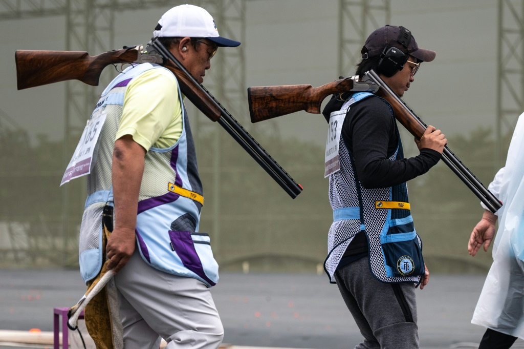 Des tireurs japonais lors d'un évènement pré-olympique à l'Asaka Shooting Range de Tokyo