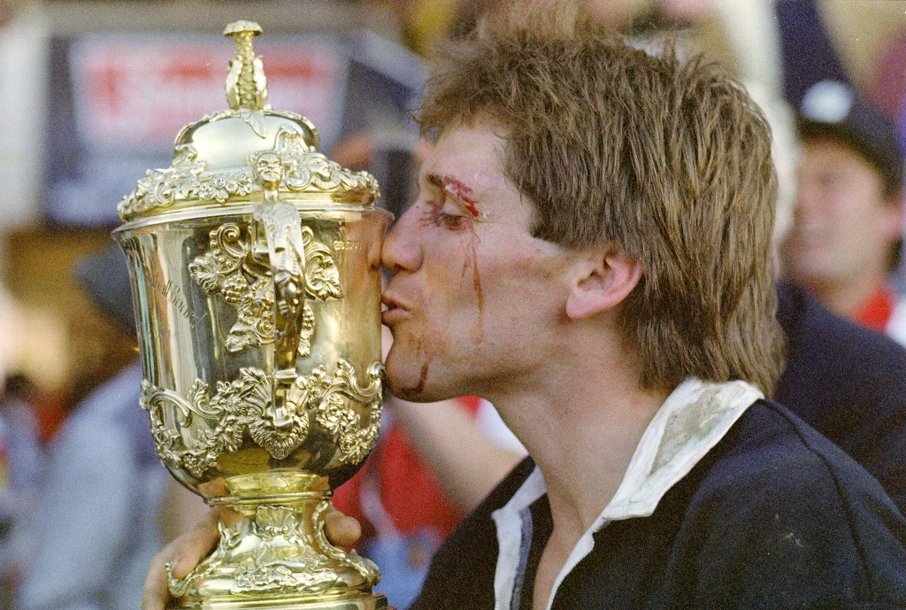 David Kirk soulevant la Coupe du monde de rugby 1987