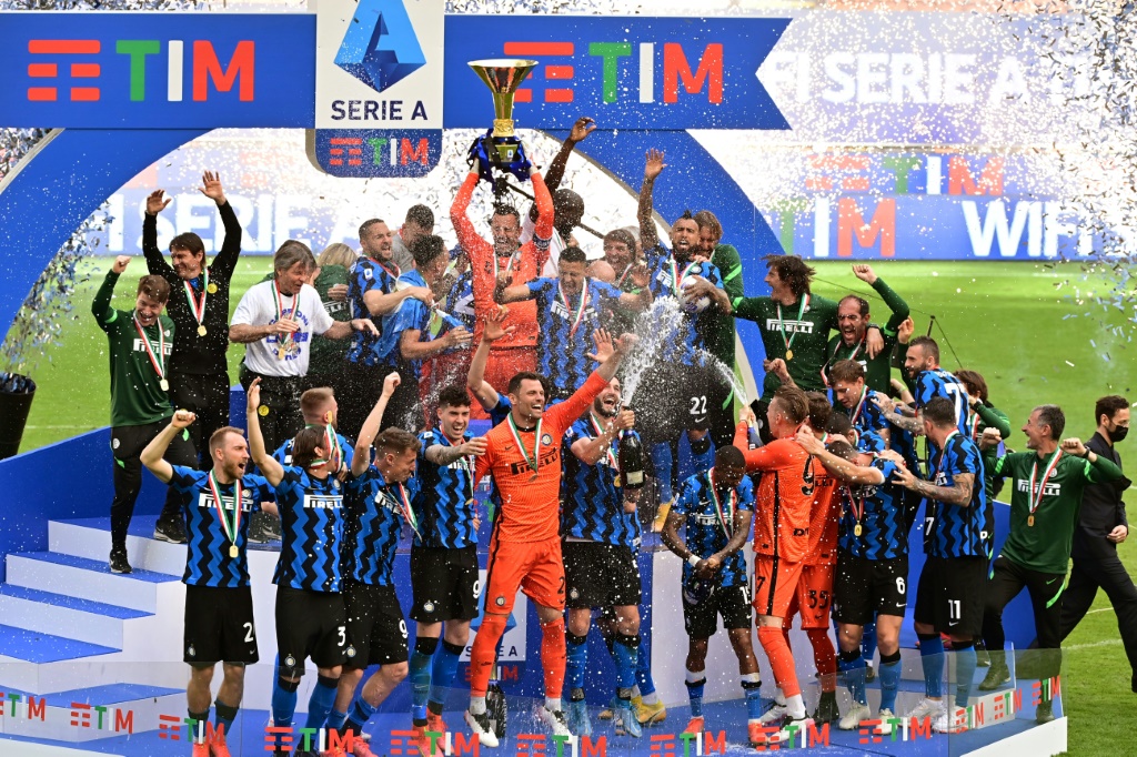 Les joueurs de l'Inter Milan fêtent leur titre de champion d'Italie à l'issue du match de Serie A remporté contre l'Udinese