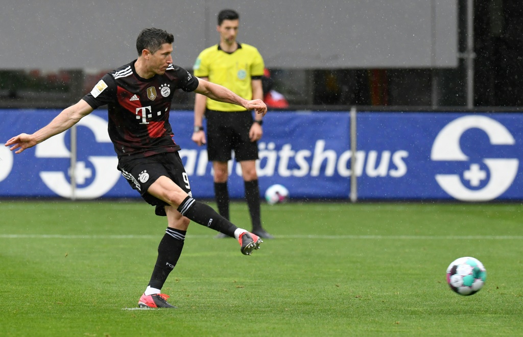 L'attaquant polonais Robert Lewandowski ouvre le score sur penalty pour le Bayern Munich lors du match de Bundesliga à Fribourg