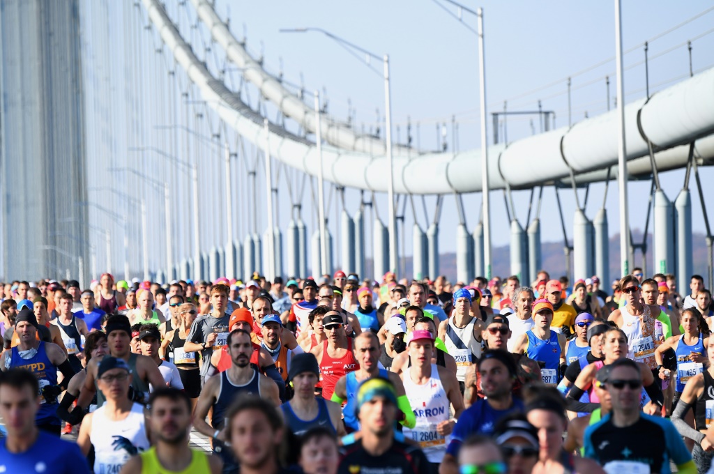 Les coureurs du marathon de New York traversent le Verrazzano Bridge