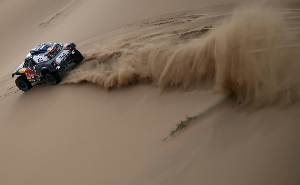 La Mini pilotée par Stéphane Peterhansel fend les dunes du Dakar en direction de Yanbu