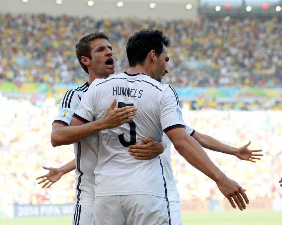 Thomas Müller félicite Mats Hummels après son but avec l'Allemagne contre la France en quart de finale de la Coupe du monde le 4 juillet 2014 au Maracana de Rio de Janeiro