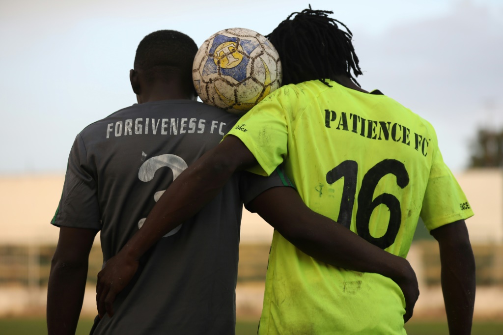 Les capitaines du FC Pardon et du FC Patience après un "match de la paix" mêlant chrétiens et musulmans