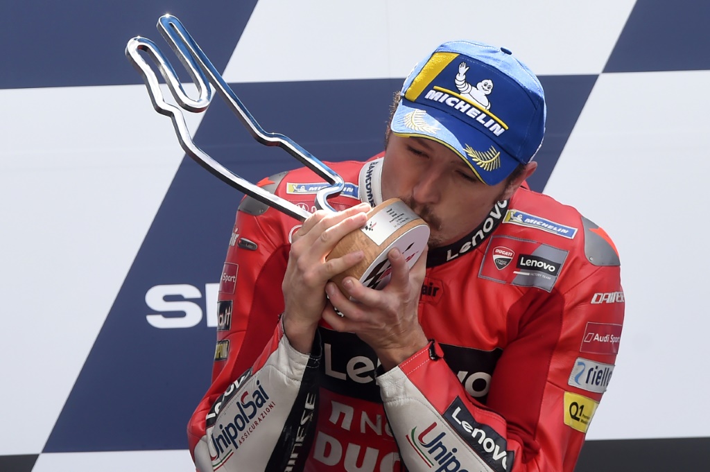 L'Australien Jack Miller (Ducati) embrasse son trophée du GP de France MotoGP