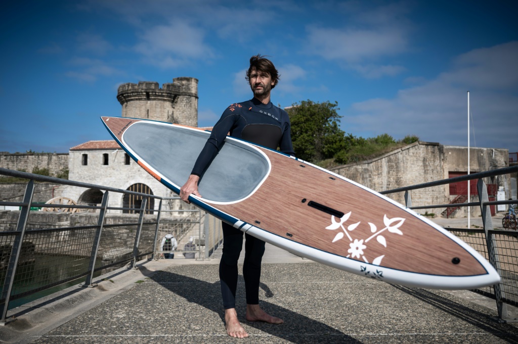 Le surfeur Ludovic Dulou avec son paddleboard à Socoa (Pyrénées-Atlantiques) le 5 avril 2021