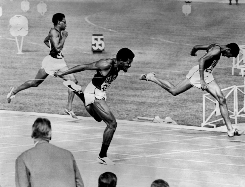 L'Américain Lee Evans (c) franchit la ligne d’arrivée de la finale du 400 m devant ses compatriotes Larry James (d) et Ronald Freeman (g) aux Jeux de Mexico