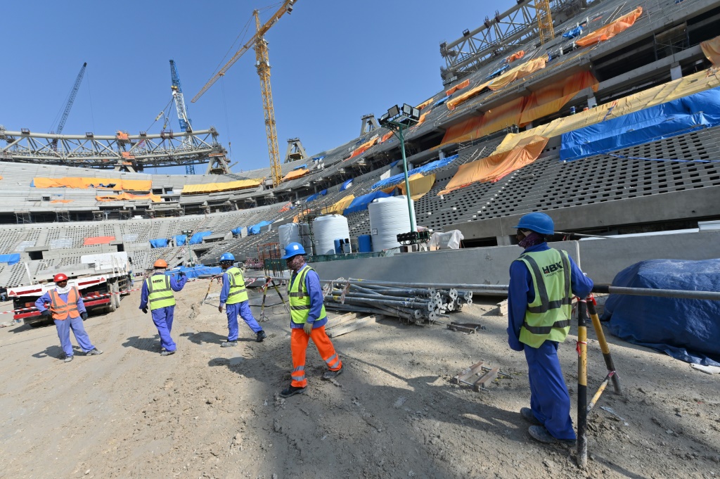 Des travailleurs migrants opèrent sur le chantier du stade de Losail à 20 km au nord de Doha